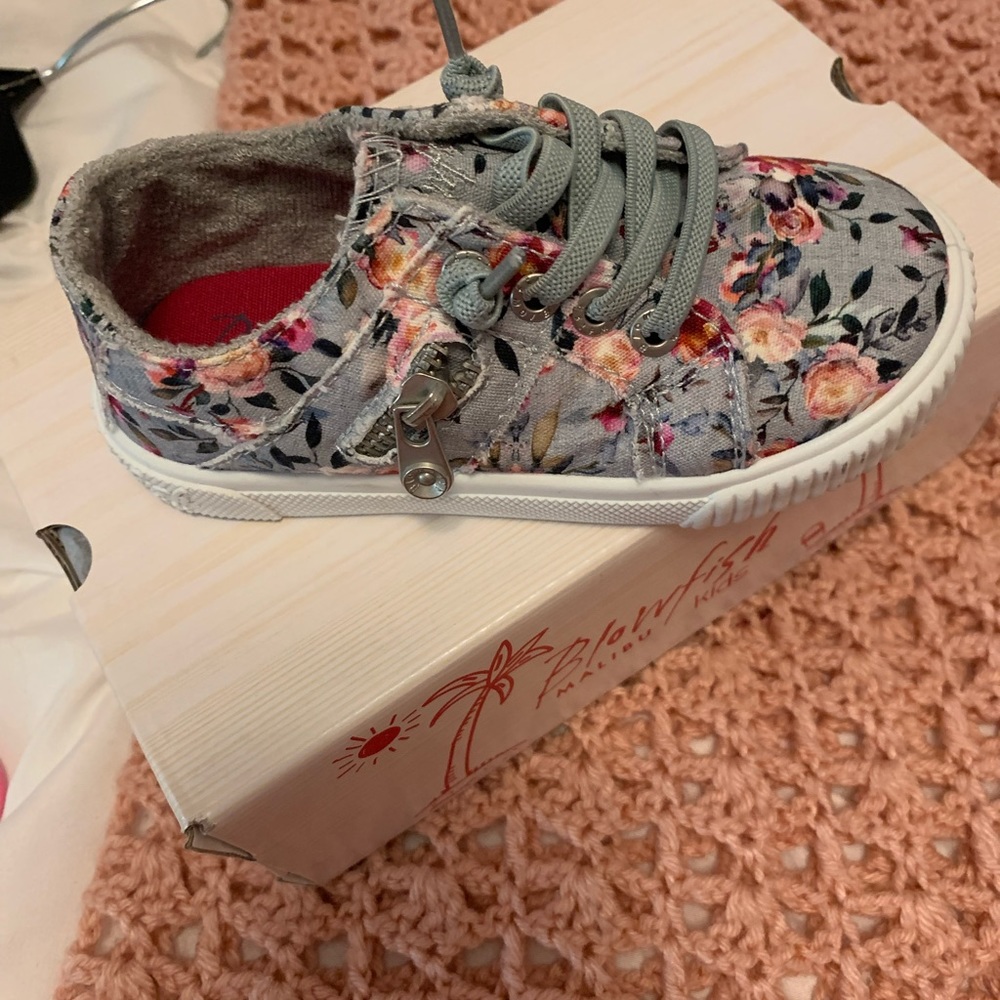 Girls blowfish sneakers